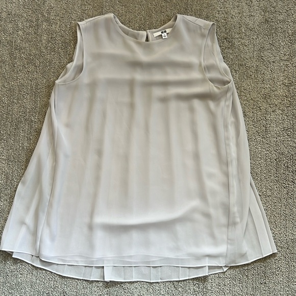 Uniqlo Light Grey Sleeveless Blouse Size Small. Pleated in the back - Picture 1 of 5